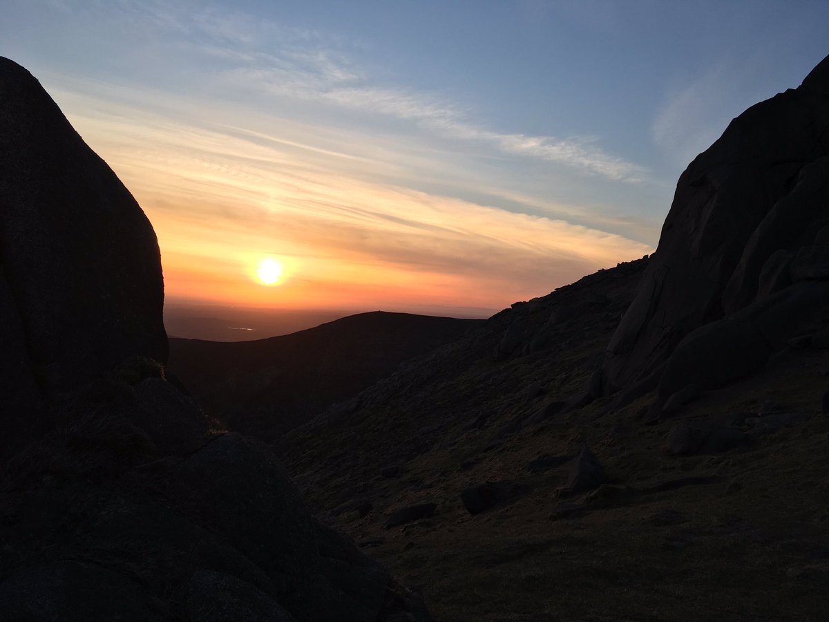 MartinMcMullan5's tweet photo. Summit sunset view from Slieve Bearnagh #Mournes #Solitude #Awesome #MRTraining https://t.co/3ouxgQXUGi