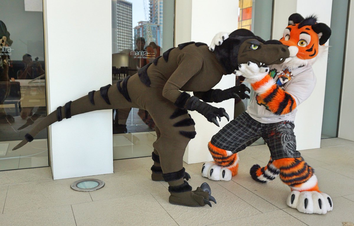 SparkyBites's tweet image. I made Kriminal the raptor 10 years ago and sold him to @FangTheTiger about 6 so it was totally awesome getting the chance to see AND wear him again at Furdu!  🦖 I&apos;M A DINOSAUR!!! RAWR! 🐲
#fursuiting #furdu #furdu2018 #imadinosaur