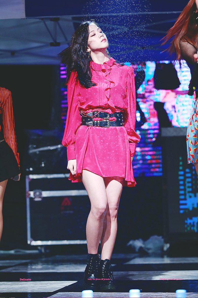 ACESSOBLACKPINK's tweet photo. Acho que esse foi o primeiro stage que eu gosto das roupas das 4? E vocês? 
YooA 🍉 https://t.co/vdZZuJLLzL