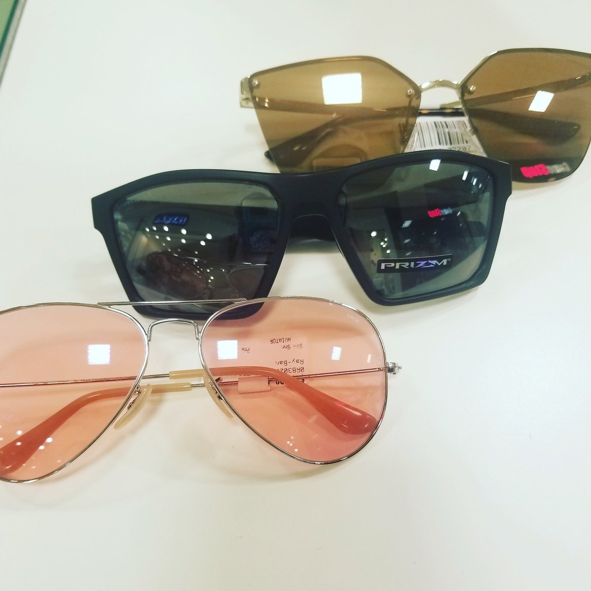 Sunglasses make great graduation gifts! Choose from brands like Ray-Ban, Oakley, Prada and more! 😎
