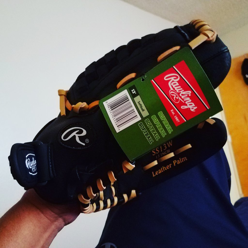 FlorianTomJohns's tweet image. Lájish ła' naháłnii'...ts'ídá átsé ádzaa. (I purchased my first glove ever! Childhood was all sheepherding days and you cannot play softball while herding sheep. Excited for whenever...)
#softball #likeakid #50something #wannaplaycatch #diné #navajo