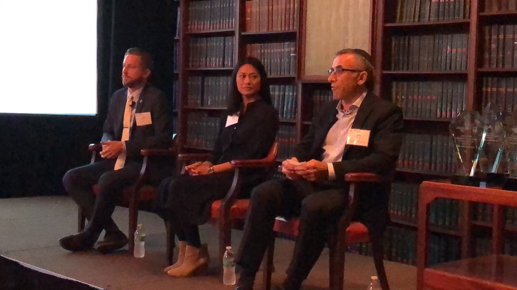 IcahnMountSinai's tweet photo. Dr. @scottjel, Dr. Soriano, and Dean Muller at the @MountSinaiAlum Reunion and Award Ceremony. #CelebrateISMMS https://t.co/0Af3nzfJYP