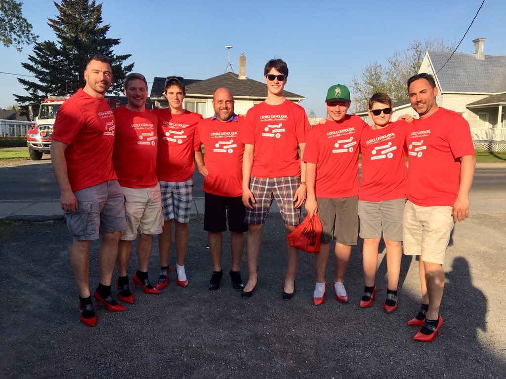 Le CSDCEO prend un pas en talon haut pour un avenir sans violence. 👠#CSDCEOcommunautaire 
#CSDCEOjemengage 
#moiaussijemengage 
#marchedeshommesPR 
<a href="/WAMIHS/">WalkaMileinHerShoes</a> <a href="/CentreNovasPR/">Centre Novas - CALACS Francophone de PR</a>