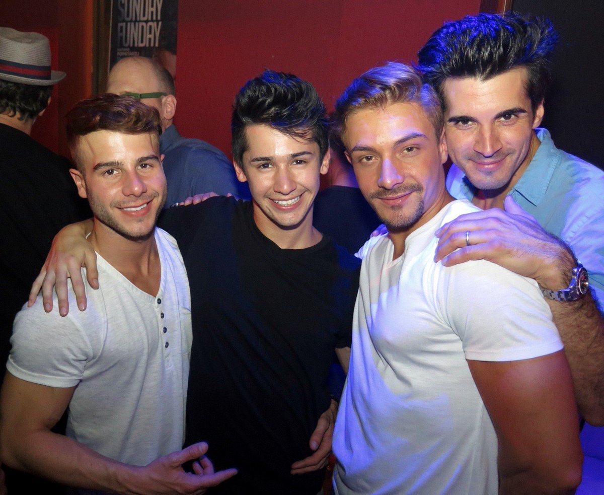 philliyT's tweet photo. From #SkinTrade 2016 with @DJChiChiLaRue @BrandonWildeXXX @XXXJackHunter @Allenkingxx @RJ_SebastianNYC @_CARTERDANE @liamrileycb @VilanchBruce #BlakeRiley https://t.co/KhDwts7owC