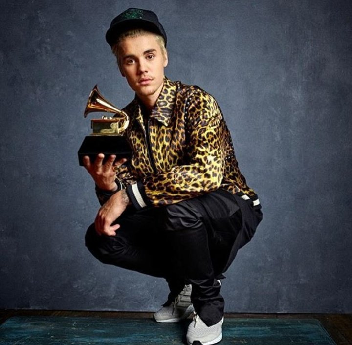ProjetoJBieber's tweet photo. META: CINQUENTA COMENTÁRIOS E QUINZE RTS.

BELIEBER PURPLE
@justinbieber #IVoteJustinBBMAs https://t.co/082aqZpWe1