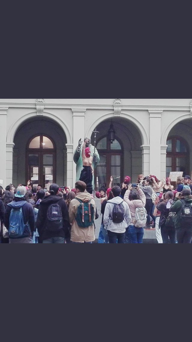 anitareyesb's tweet photo. Piden fin a la violencia y ser tolerantes... Esto es violencia y poca tolerancia #MarchaEstudiantil https://t.co/cp7TfF1bi0