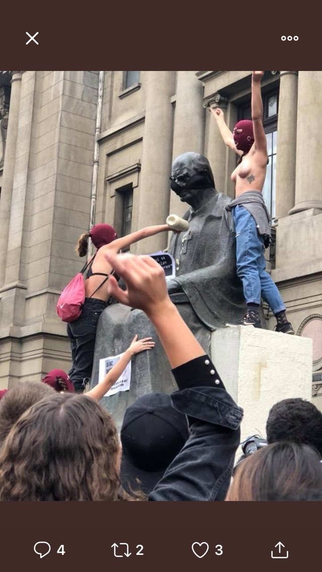 anitareyesb's tweet photo. Piden fin a la violencia y ser tolerantes... Esto es violencia y poca tolerancia #MarchaEstudiantil https://t.co/cp7TfF1bi0