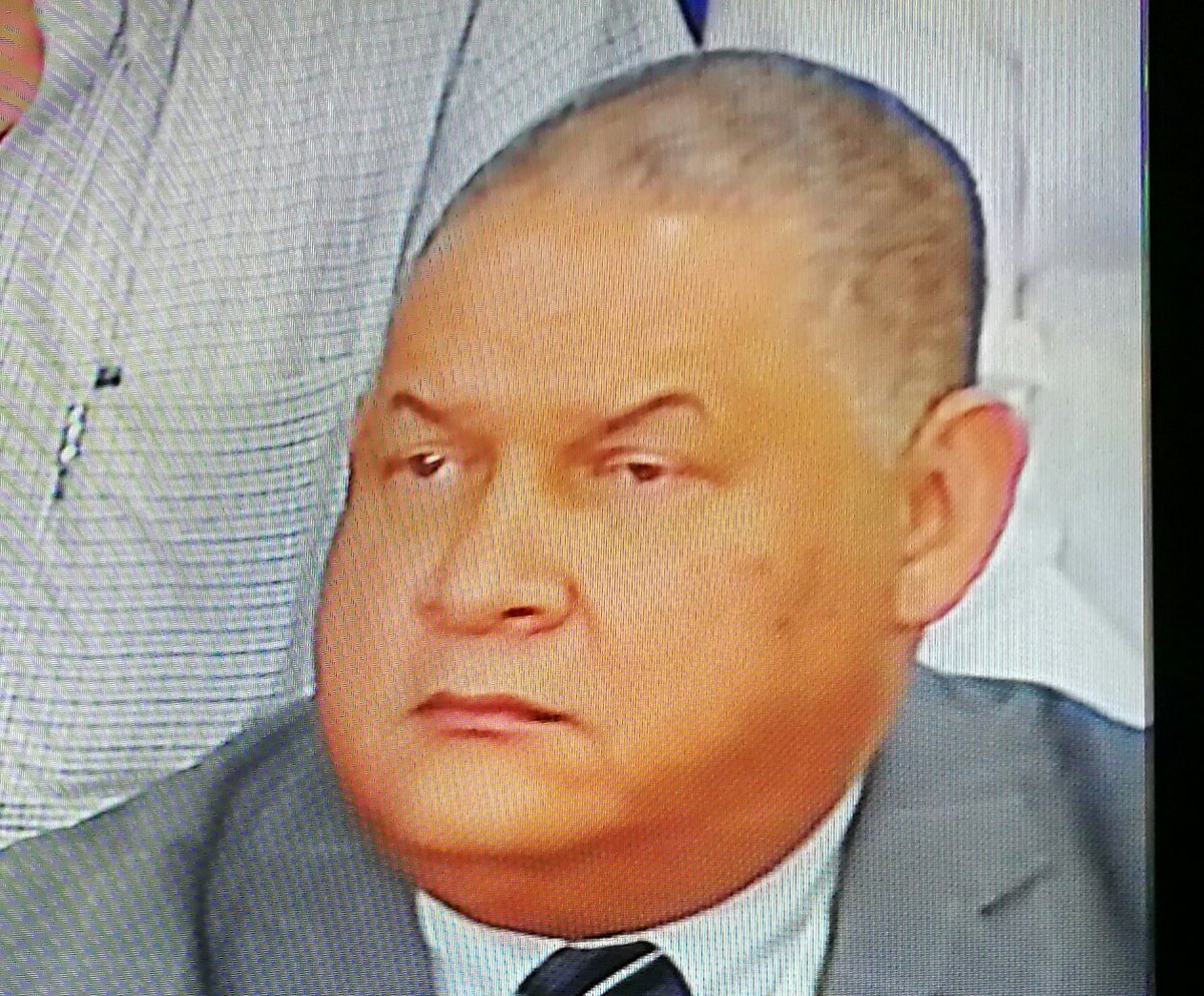 A Benicio Robinson le hizo las cejas una cajera de El Costo.