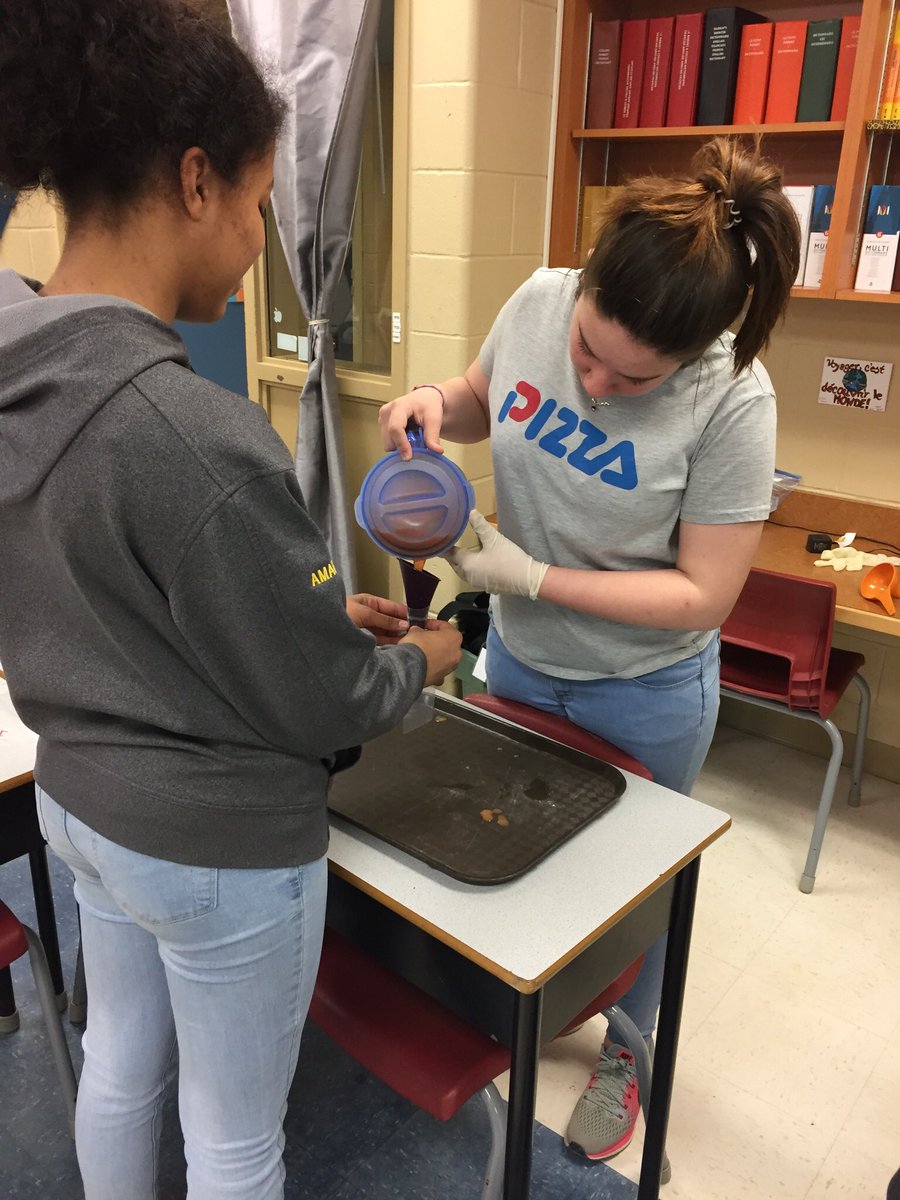 renduclos80's tweet photo. J’adore voir mes élèves en action grâce aux projets entrepreneuriaux. Yonanas, bombes de bain et sucettes glacées à vendre! #PAC #projetentrepreneurial @PACnb_org @EcoleLeMascaret #ecoleprototype #collaboration #travaildequipe https://t.co/b34EkgbU7y
