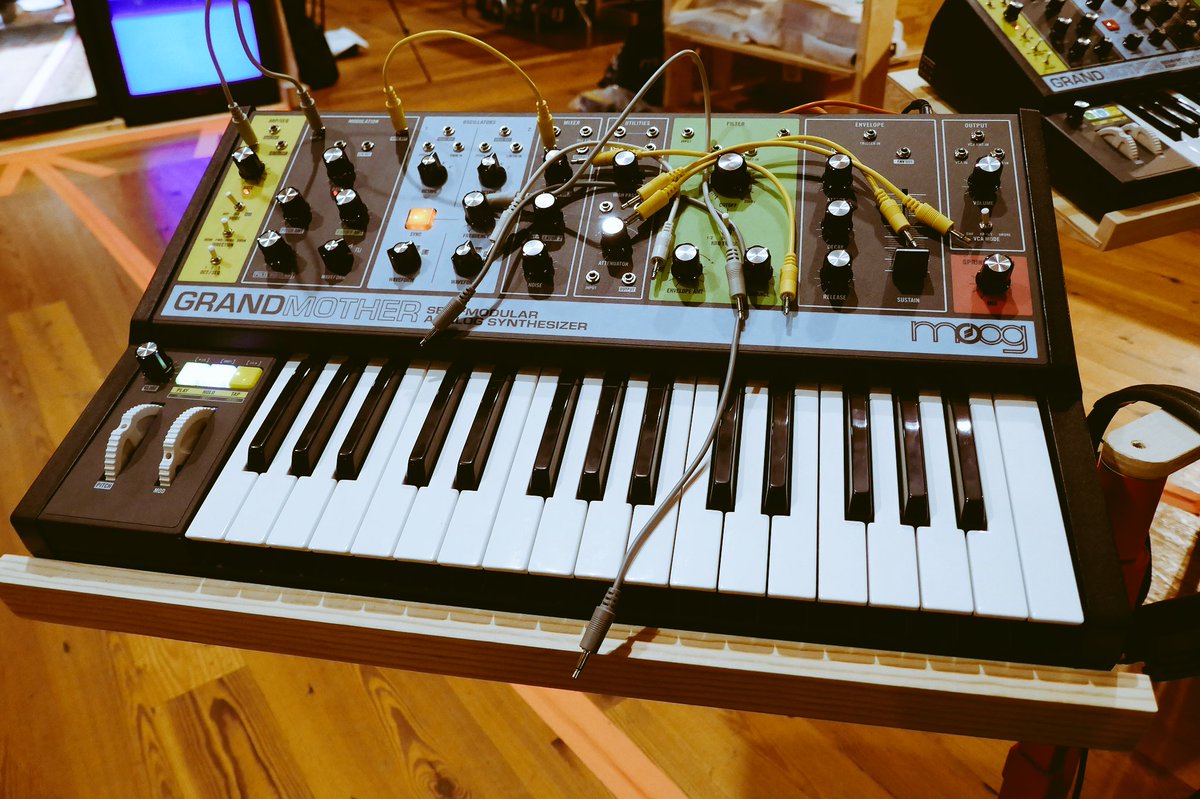 guitarcenter's tweet image. The (Grand)mothership has official landed... 🛸🎹

Swing by the #Moogstore at @Moogfest this weekend to get hands-on with the new @moogmusicinc Grandmother! 🎛 youtu.be/7nNfRcuPUks