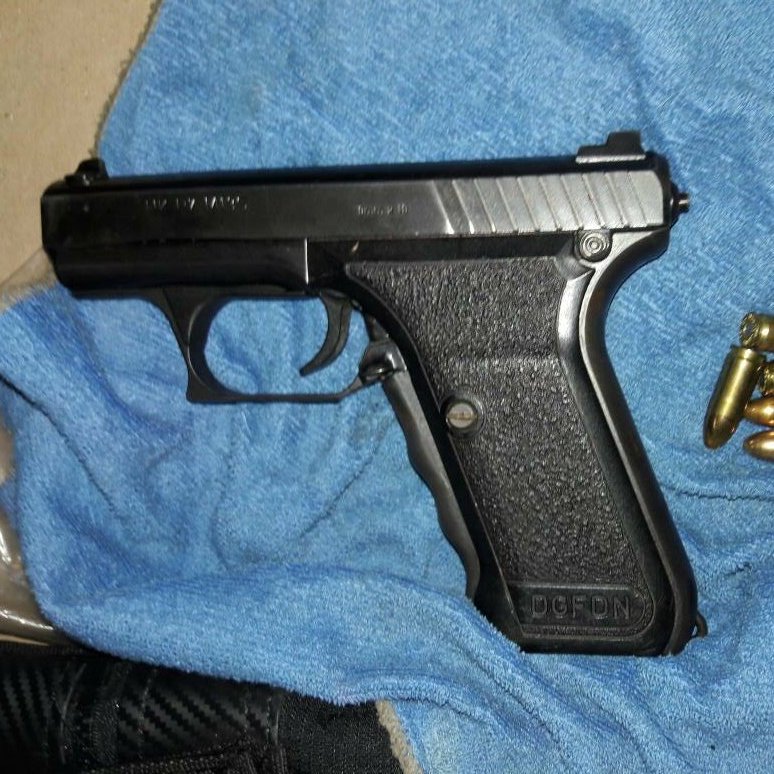 alertasurbanas's tweet photo. Primera foto una P7 fabricada por SEDENA para su propio uso, segunda foto pistola con que fue detenido colombiano esta tarde vinculado con los asesinatos de esta tarde con información de @c4jimenez 

¿Son o se parecen? https://t.co/Y3444oCHha