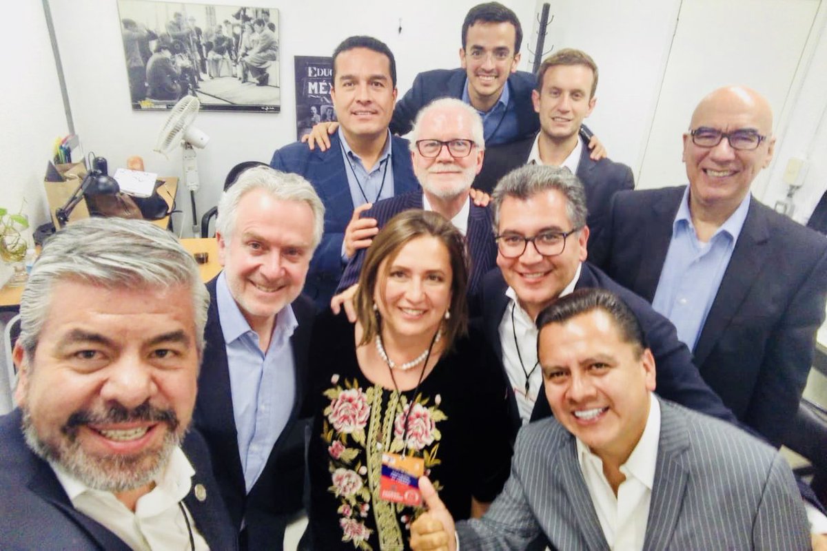 FrenteCDMX's tweet photo. En @coachella se unió el rock, la electrónica y la música tropical, fue un mega éxito.

Aquí nos unimos @MovCiudadanoCMx @PANDF y @PRD_CDMX porque como dicen por ahí; Si caminas solo llegas rápido, si lo haces acompañado llegas lejos.
México nos necesita unidos!
#BarralesAlFrente https://t.co/y5pRXhdwlP