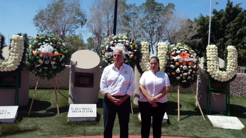 GabyCisneros_'s tweet photo. Estuvimos en la rotanda de los hombres ilustres en el  teatro de la ciudad Jesus Castro Agundez rindiendo homenaje a los maestros sudcalifornianos. https://t.co/2P8OuxQb9c