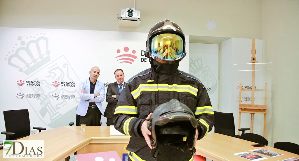Edusordo79's tweet photo. 🔴VÍDEO - PRESENTACIÓN
@DipdeBadajoz:
El CPEI contará con los mejores trajes de España
#BomberosCPEI #Badajoz #Ciudadania #SeguridadCiudadana #Extremenos #Extremadura
https://t.co/9wLMBA3g86
Vía: @Extremadura7D https://t.co/D2BrL7lyKq