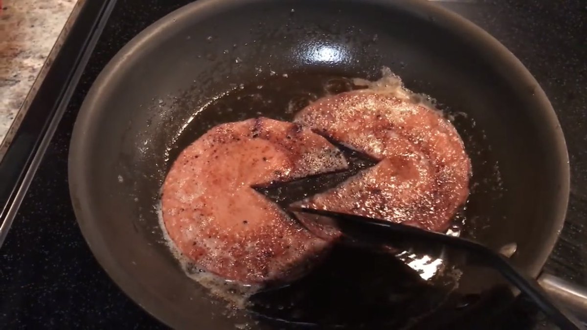 itsmarcusd's tweet photo. I’m watching fried bologna sandwich videos. All I see is @PacmanRAGE #fatkidproblems https://t.co/PPq0IFbDez