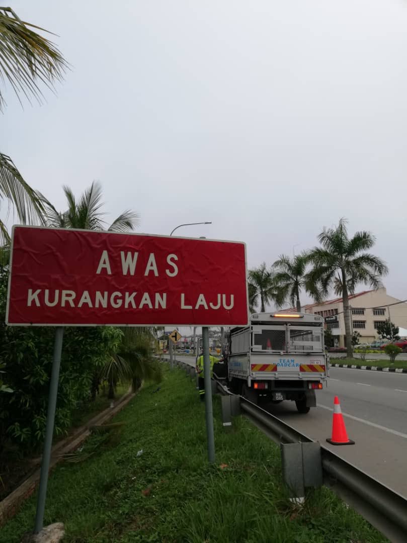 #teamroadcare menegakkan signboard senget di Ft64 sec63.4 #jerantut #InfraRakyat @Roadcare_Msia @MOWorks <a href="/Roadcare_Phg/">ROADCARE PAHANG</a> <a href="/RoslanMdTaha/">Roslan Md Taha</a> <a href="/JKRMalaysia/">JKR Malaysia</a> <a href="/JKRJERANTUT/">JKR Jerantut</a> <a href="/chedetofficial/">Dr Mahathir Mohamad</a> <a href="/JKRPAHANG/">JKR PAHANG</a> <a href="/CSFJ_JKR/">Cawangan Senggara Fasiliti Jalan (CSFJ)</a>