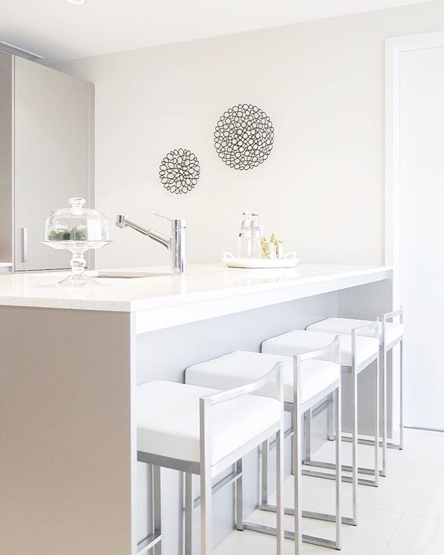 fluffdesigns's tweet photo. Spick and span, all ready for guests! ✨•
•
•
•
#rentfluff #fluffdesigns #homestaging #staging #staginghomes #furniturerental #propertystyling #yvr #furniture #kitchen #white #kitchenisland https://t.co/JNQLDpS3mn https://t.co/EDUjy5MiVe
