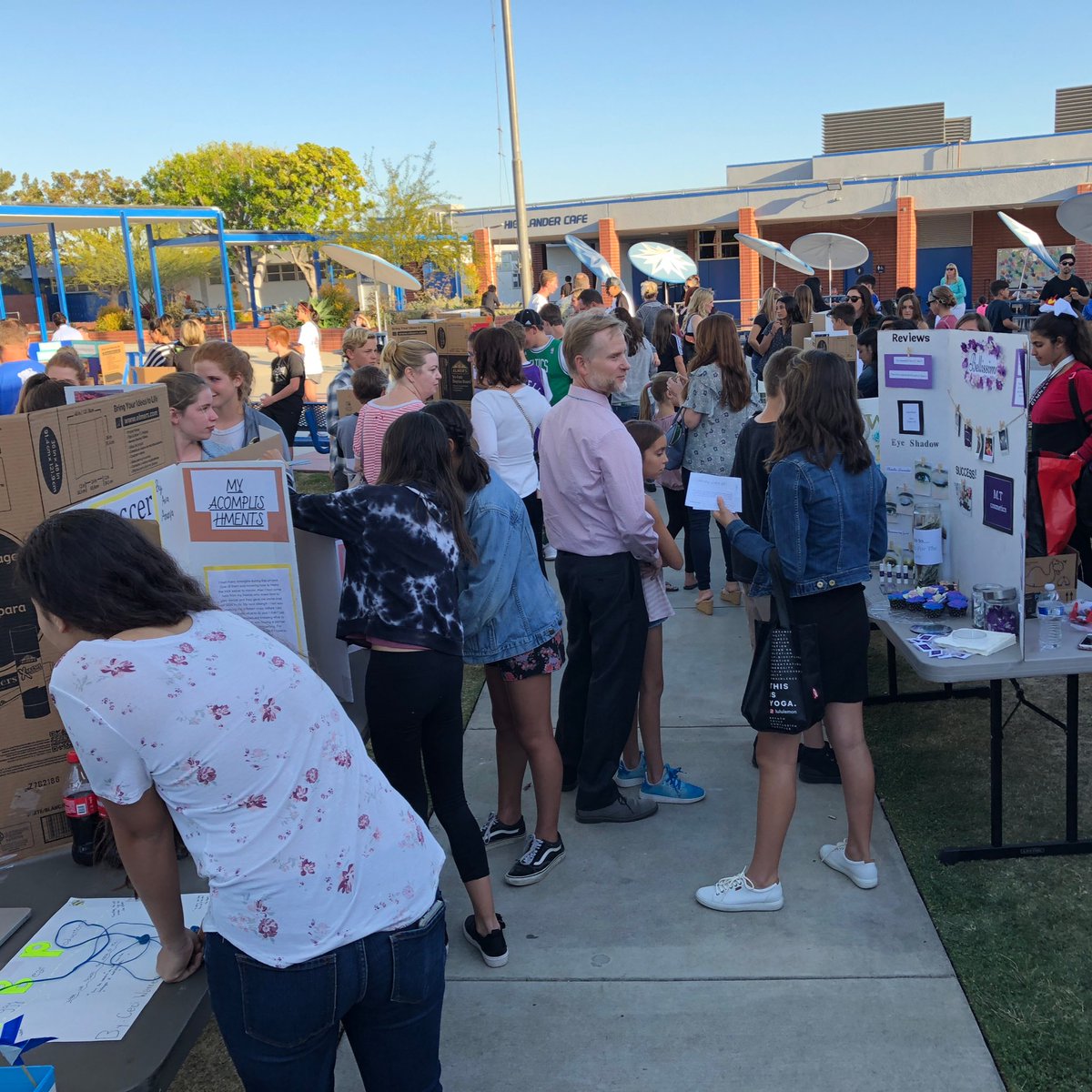 Sushie213's tweet photo. 20% Night was a smashing success! The kids were fantastic & I am so proud of them. Here’s a wee sampling as I took just a few more pictures than this. 😁 #heweshighlanders #20percentproject #excitedstudents #seeusshinetusd @TUSDconnect @TUSDschools @digitalroberto @suptfranklin https://t.co/6OXi2oa9ol