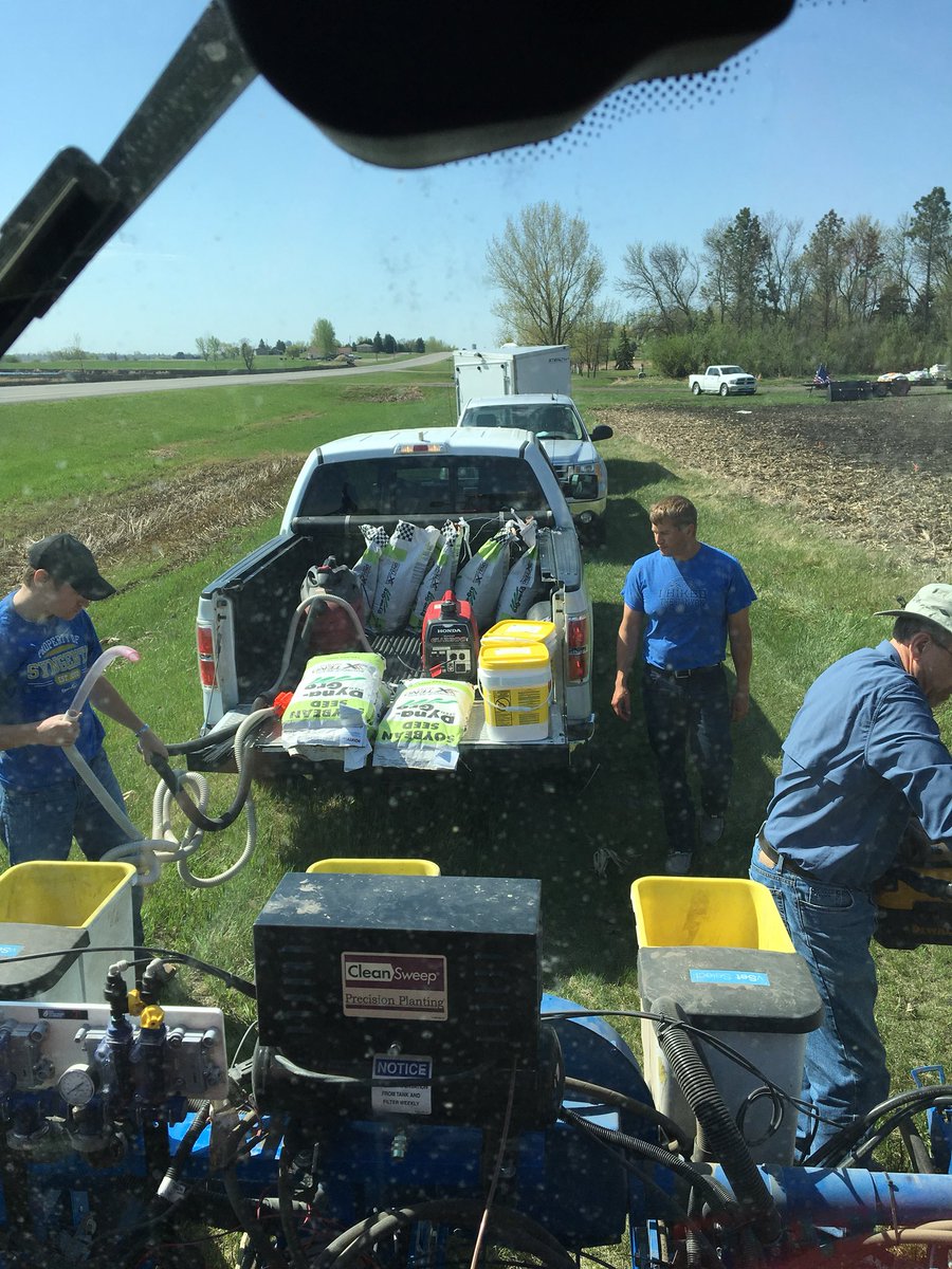 letsgofarmin's tweet image. Great day of #plot18 today. Got to work with new friends, old friends and DPAC alum @DPaulson20

@DynaGroSeed 
#letsgofarmin