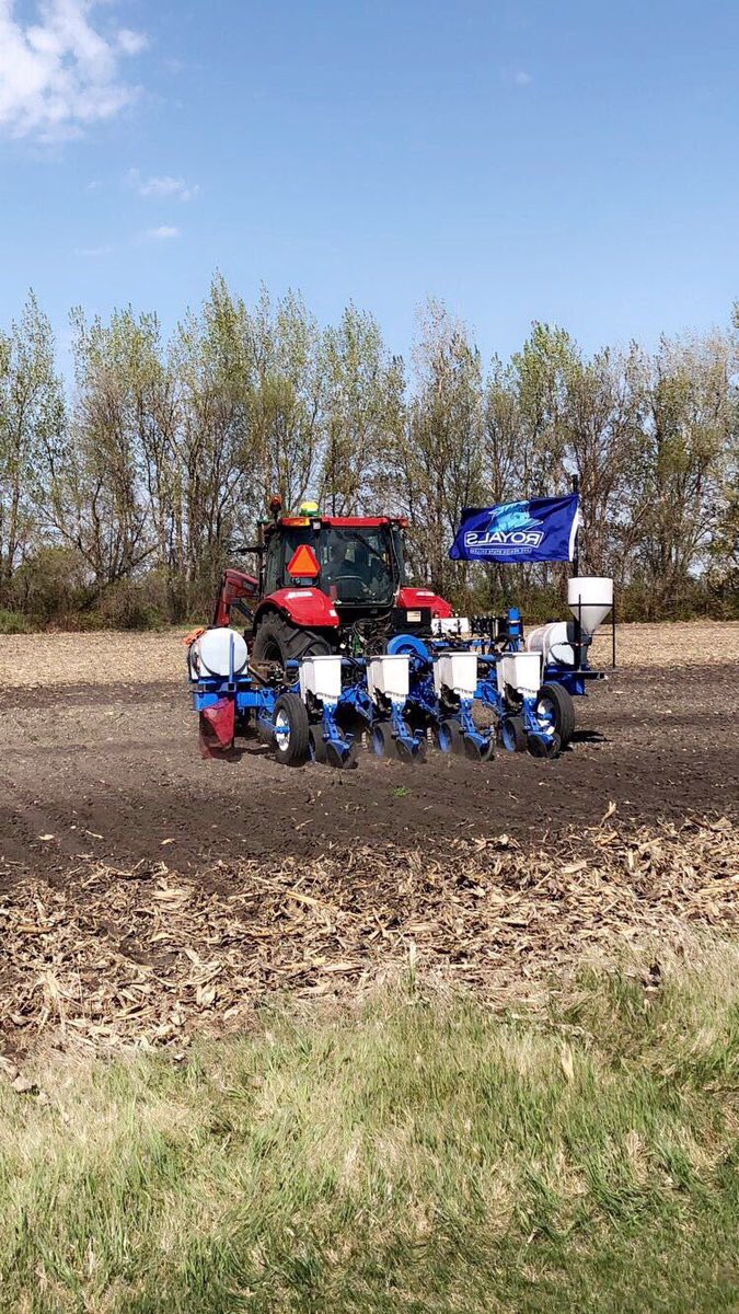 letsgofarmin's tweet image. Great day of #plot18 today. Got to work with new friends, old friends and DPAC alum @DPaulson20

@DynaGroSeed 
#letsgofarmin