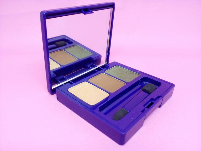 TRISIANatCos's tweet photo. Warna Exotic Forrest eyeshadow yang  sangat segar dan fresh bisa kamu gunakan untuk kegiatan sehari hari. ke kantor, ke kampus kemanapun yang kalian inginkan https://t.co/3WaSOMRG1R