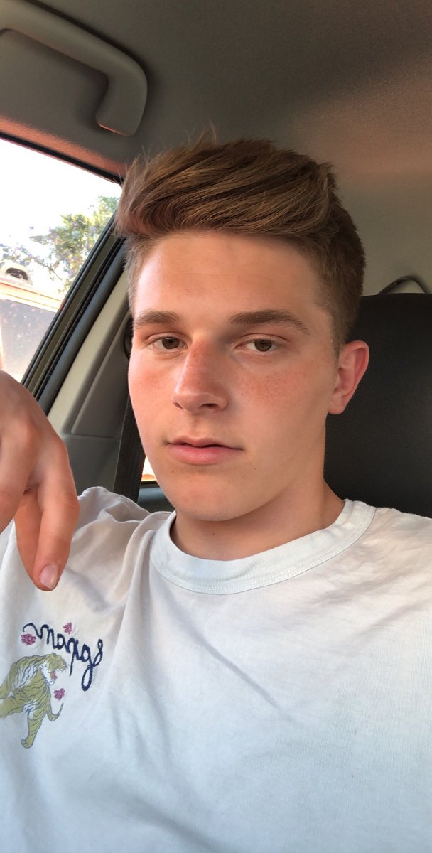 lincolnwjohnson's tweet photo. I look so much better tan https://t.co/Vx9UIGk8zB