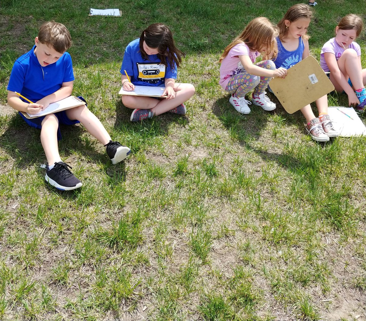 ltylerkc's tweet photo. First graders compare and contrast Dum Dums and Blow Pops, it was a beautiful day to be outside learning!! My goal is keeping these Littles engaged until the last day #PCR3Proud #compasselementary https://t.co/ChMNJaVdCR