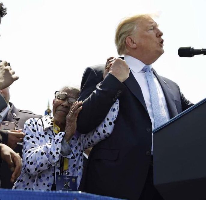 The_Trump_Train's tweet photo. This photo hasn't been shown on CNN or MSNBC once... https://t.co/of3KM882XO