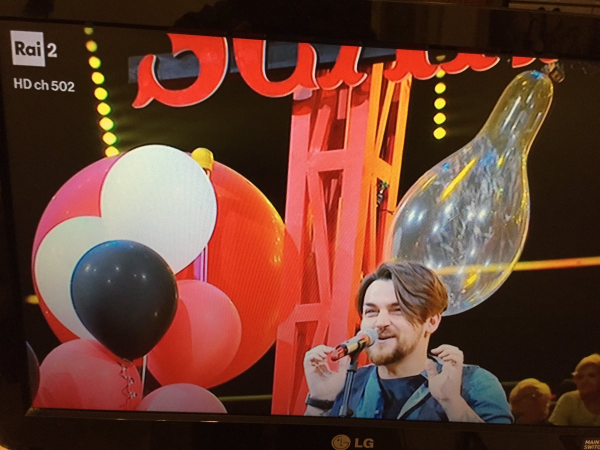 <a href="/RaiDue/">Rai2</a> <a href="/Valerio_Scanu/">ValerioScanu</a> guai ferire il tuo orecchio assoluto Valerio Scanu ! E' cosa preziosa ! 😍❤️😜⛔️
#Scanzonissima