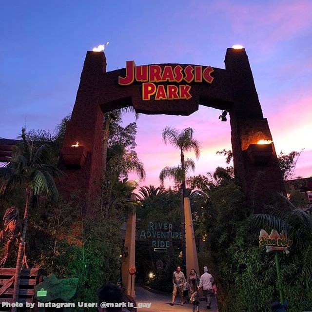 UniStudios's tweet photo. You're humming the theme song in your head now, aren't you? 🦖🦕🎶 #JurassicPark25 https://t.co/wjAmTs5krU