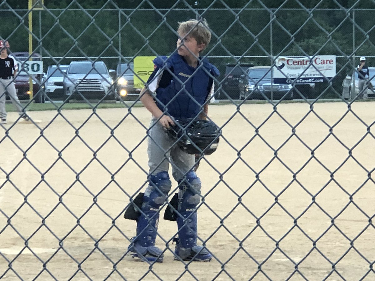 MrsHarris4K4C's tweet photo. I got to watch a couple of my students play baseball (against each other!) tonight! I just wish the rain hadnβt cut it short. #relationshipsmatter @RStar512 @theSMSD #playball #5HRocks https://t.co/FFu6JEB0NI