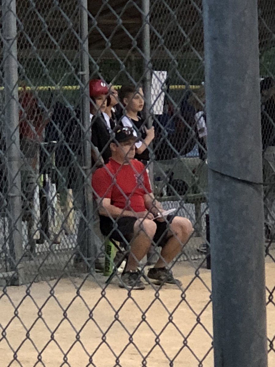 MrsHarris4K4C's tweet photo. I got to watch a couple of my students play baseball (against each other!) tonight! I just wish the rain hadnβt cut it short. #relationshipsmatter @RStar512 @theSMSD #playball #5HRocks https://t.co/FFu6JEB0NI