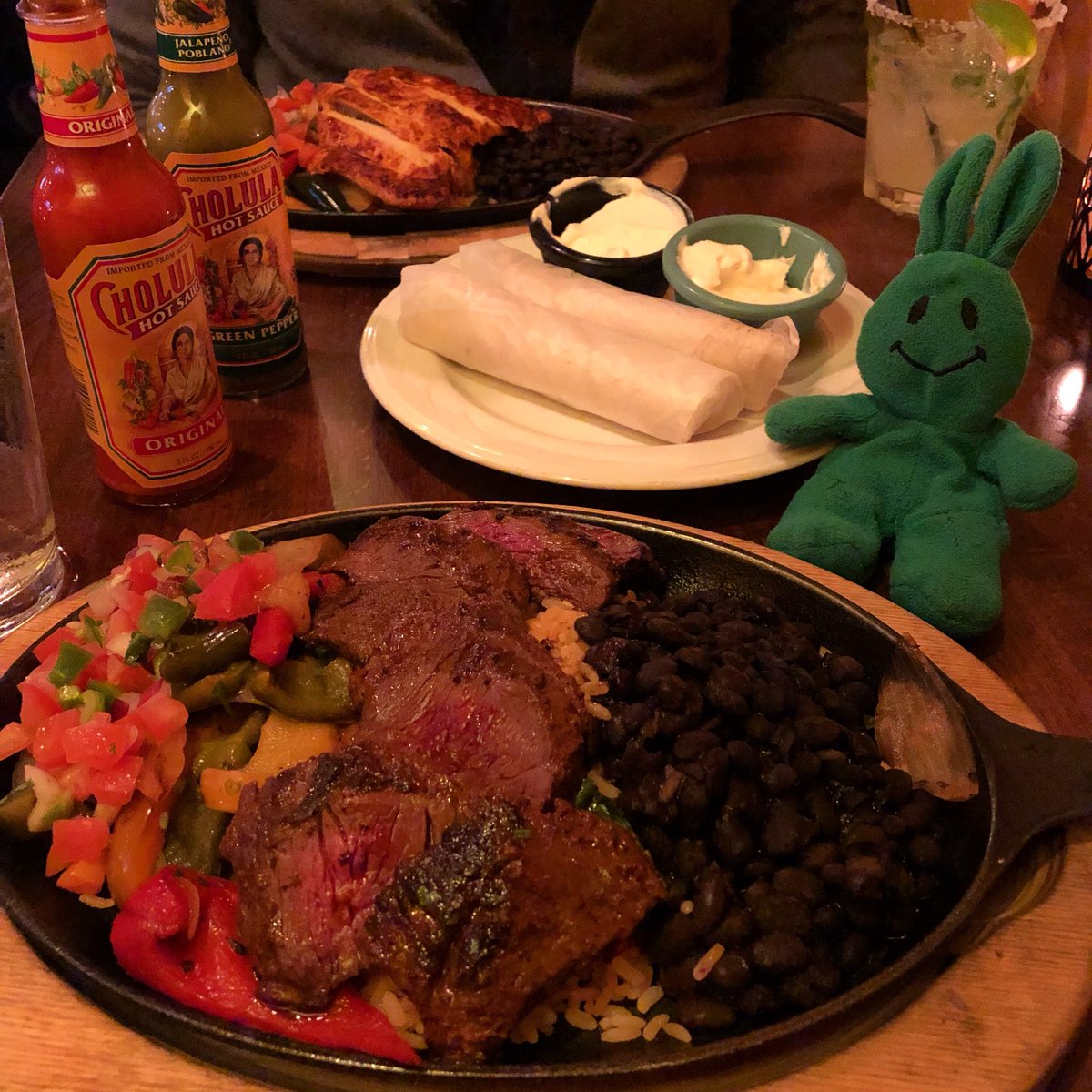 greenietravels's tweet photo. I like being that guy who makes everyone regret they didn’t order fajitas.
.
.
.
#BarNacho #Fajitas #CarneAsada #OrderEnvy https://t.co/WBVDrxfcky