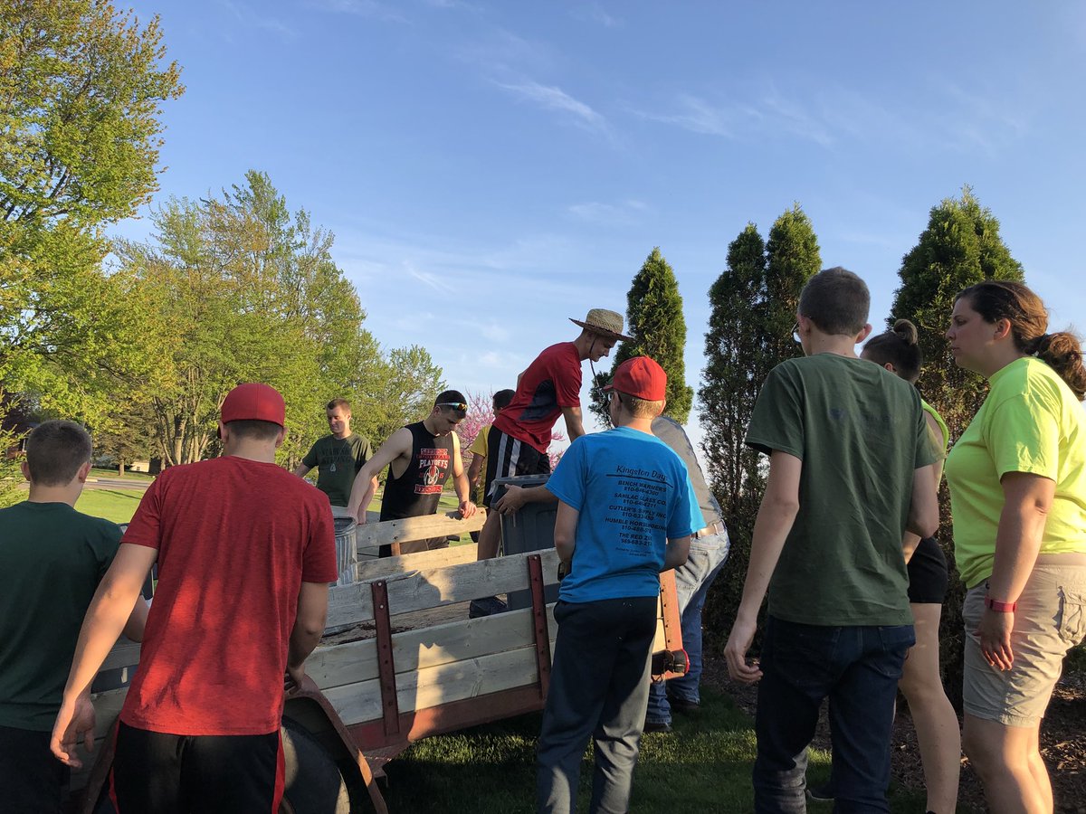 ecarlsonshs's tweet photo. SHS students were at it again tonight. This time it was spreading mulch at the park and Diamond Trail. @glasecki3 @ThatYoshGuy @MrCarlsonSHS https://t.co/PGkWZz1oKO