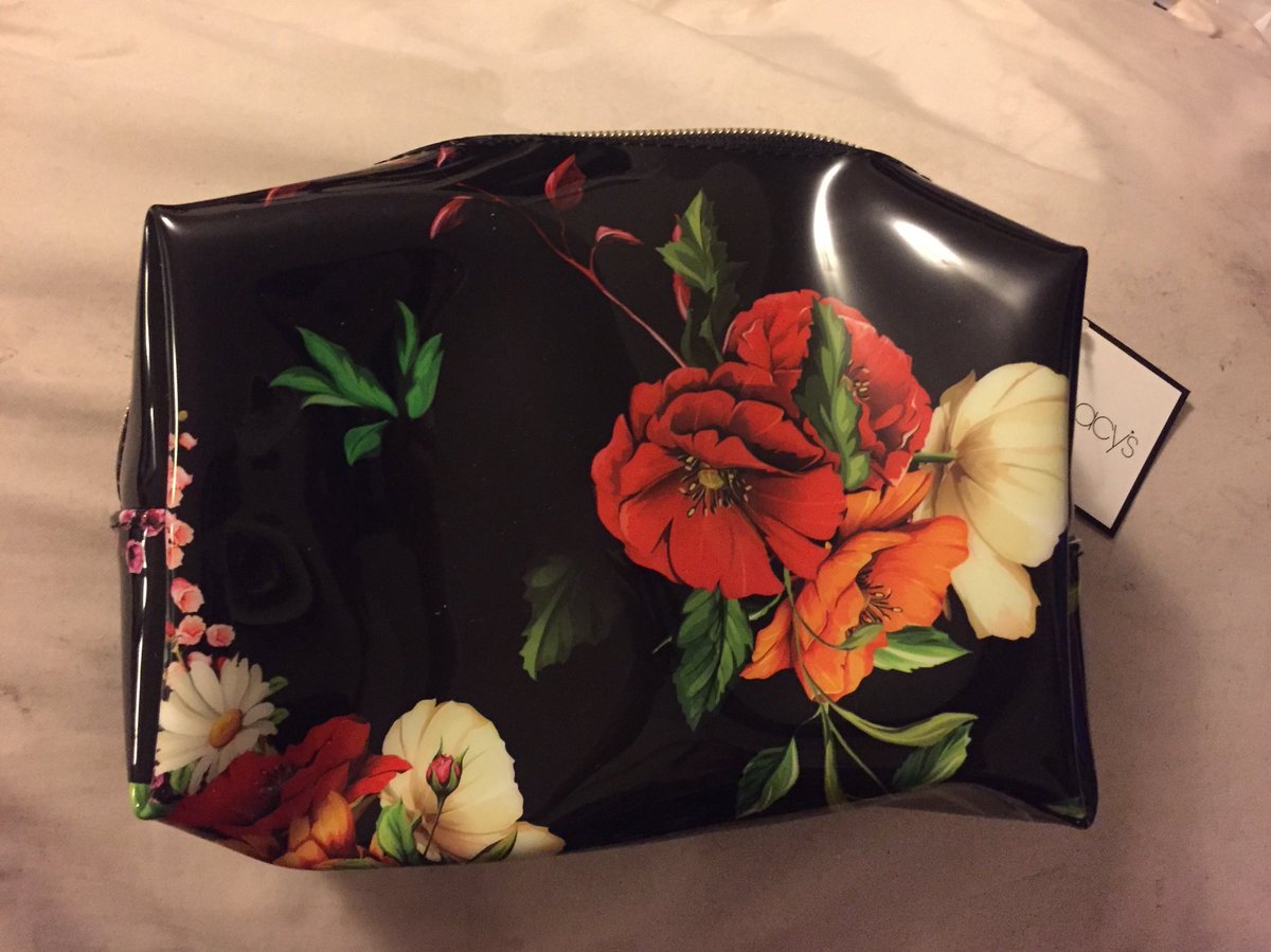 thesoniasoto's tweet image. @Macys @macysnews Thank you for sending me a make up bag when U were trying to correct a mistake u made 4 my Xmas &amp;amp; #MothersDay gifts. I would be even more excited if you sent me the CORRECT item. I already sent you a pm. #Macys #MacysFail #CustomerServiceFail