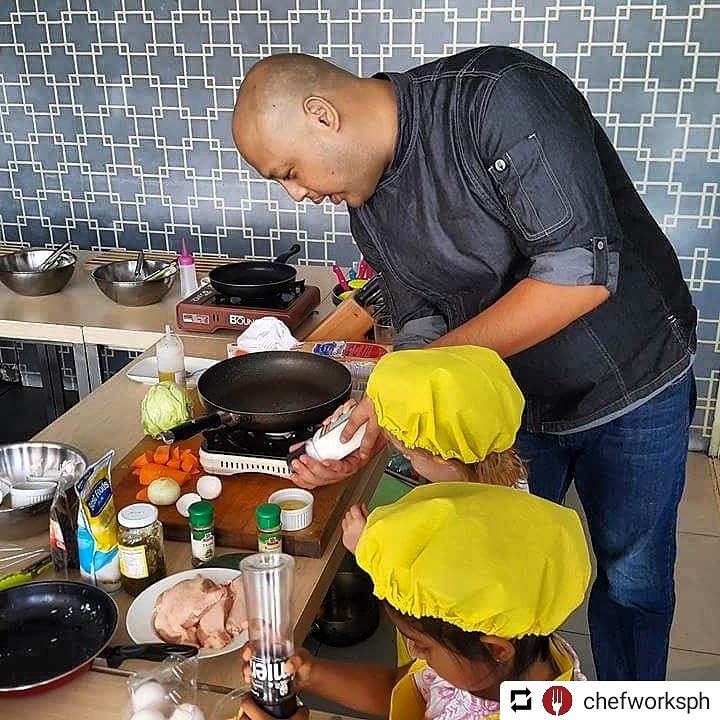 thebigbaldchef's tweet photo. #Repost @chefworksph
• • •
Cooking is Fun with the Kids led by Chef Karl Kaw, Feeling #TheChefWorksDifference! #ChefWorks #ChefWorksManila #CHEFWORKSPH #chefworksphilippines
#FindTheFork #Culinary #SummerClass #KidsCookingClass
Shop Online
https://t.co/ILI6LzMBQs https://t.co/vmbxjKyTe0