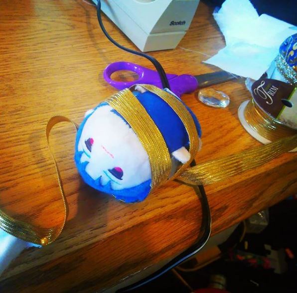 MasterofCaster's tweet photo. Oh no! Stuck in a golden trap! #mochi #fategrandorder #fatestaynightubw #fatestaynight #cu #cubean #adventuresofcubean #sewing #stuck #ohlancer https://t.co/dWzSFN3Vuv
