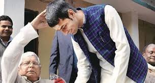 1stIndiaNews's tweet photo. #Patna शादी के बाद लालू यादव के बड़े पुत्र तेजप्रताप यादव का अनोखाअंदाज, अपनी पत्नी ऐश्वर्या राय को आवास में साइकिल से घुमाते नजर आए तेजप्रताप #FINImage https://t.co/puSabZEoYL