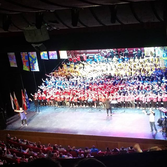 Une soirée agréable de musique avec l'école Christine l'espérance de la @dsfm_mb #surboum et mon fils Édouard ift.tt/2IM4bxJ