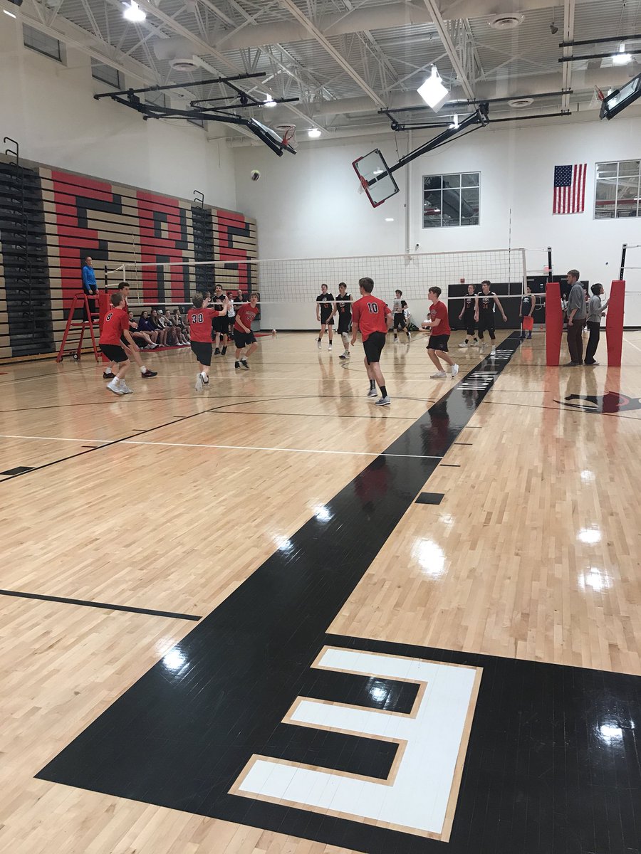 jmrun34m's tweet photo. Saber boys volleyball in action tonight. https://t.co/AOI0F96fpw