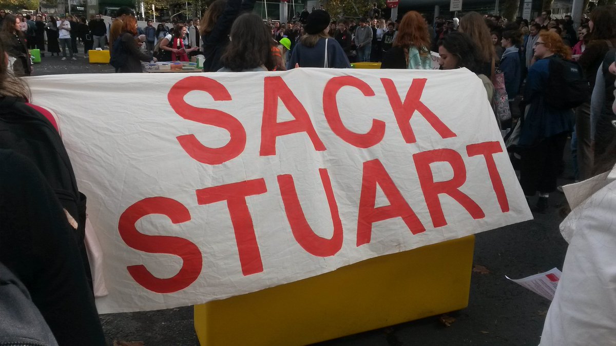 ubellier's tweet image. Des étudiants bloquent la grande avenue du campus de @AucklandUni pour demander la démission du président de l'université et une autre vision de l'éducation supérieure