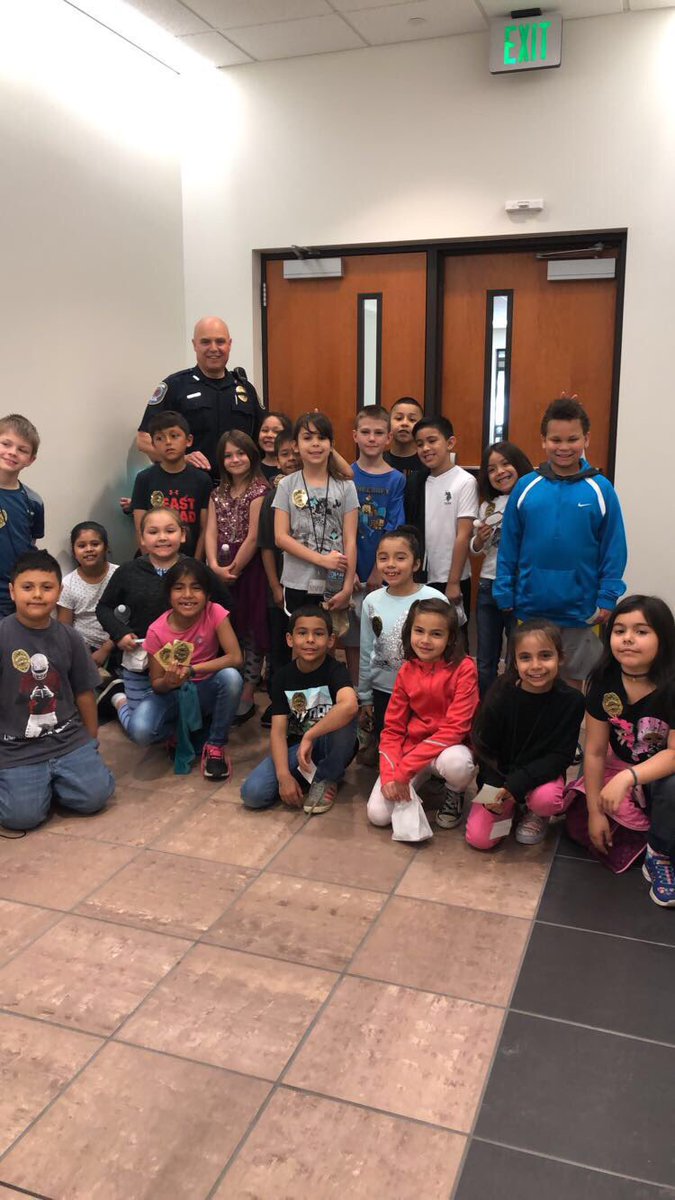 StephEwing15's tweet photo. It’s so true that the best teacher is...EXPERIENCE! Thank you to the Holland Police Department for your tour (and patience) today!! #woodsidepride #fieldtrip https://t.co/DrZipcLMLt