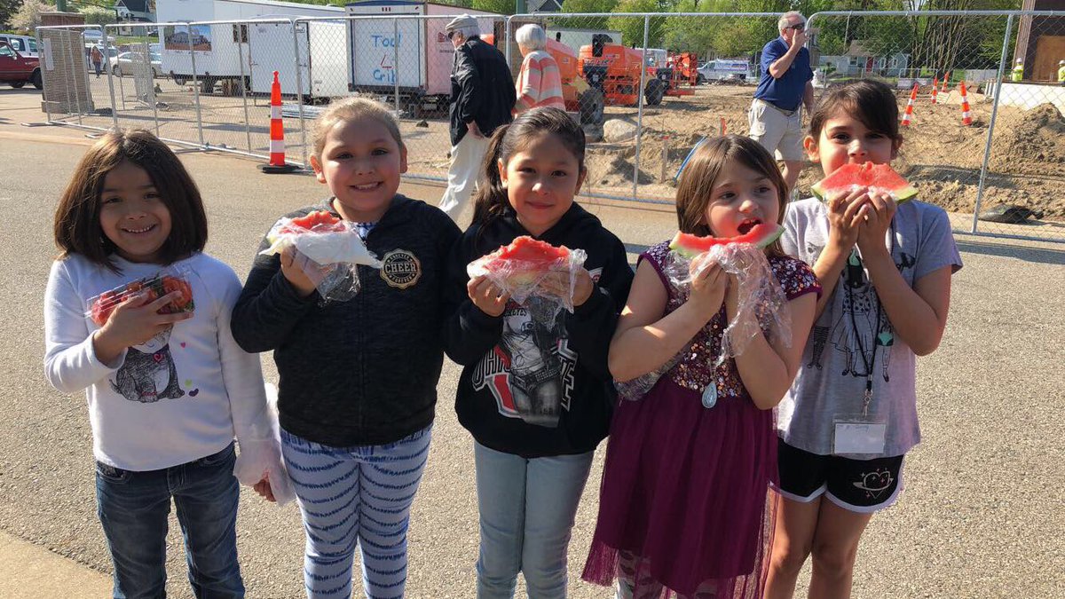 StephEwing15's tweet photo. 2nd grade takes on Farmer’s Market! 🍉🍓🌸 #woodsidepride https://t.co/rI55z9ousE