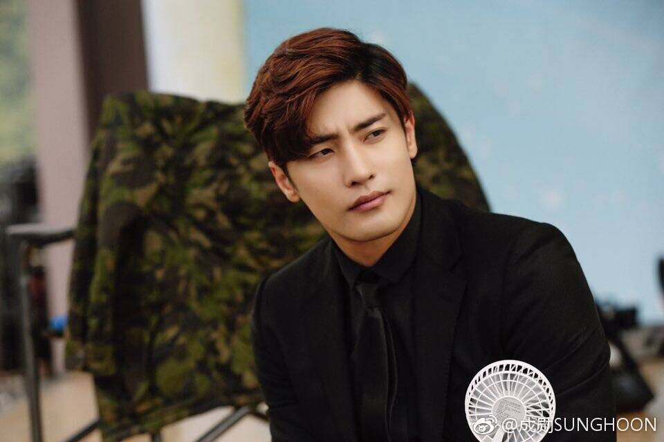 hunhans26's tweet photo. เกิดปี 1983 อายุเกาหลีก็ 36 ปี ส่วนพินุองก็ 1995 อายุ 24 ห่างกันสิบสองปี ขึ้นแท่นแด๊ดดี้ของพินุองไปเลยค่ะ 
/จับพิองถวายใส่พาน .___. https://t.co/9BpQC50qpn