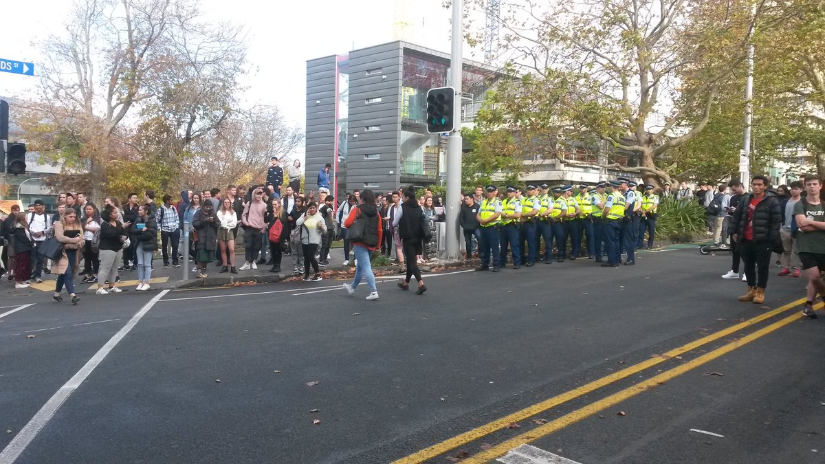 ubellier's tweet image. Des étudiants bloquent la grande avenue du campus de @AucklandUni pour demander la démission du président de l'université et une autre vision de l'éducation supérieure