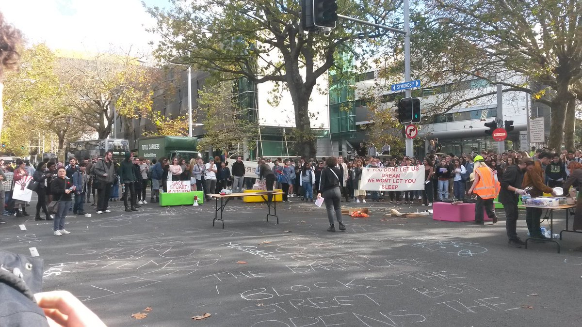 ubellier's tweet image. Des étudiants bloquent la grande avenue du campus de @AucklandUni pour demander la démission du président de l'université et une autre vision de l'éducation supérieure