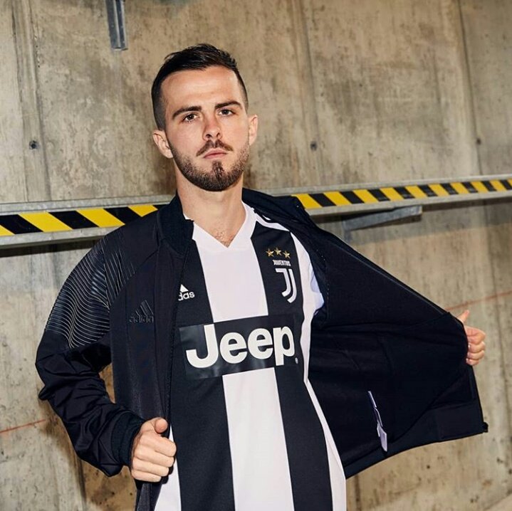 LaBekia_'s tweet photo. Sorpresa! Nueva equipación de la Juve para la nueva temporada!! #Juve 🇮🇹🌐 https://t.co/w26aARBdi2