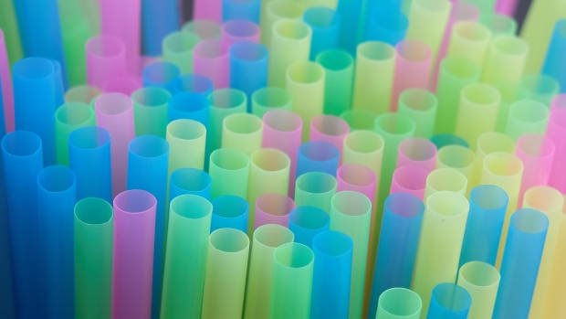 cbcnewsbc's tweet photo. JUST IN: Vancouver votes to ban distribution of plastic straws, foam cups and containers by June 2019 https://t.co/faSS50O2bY https://t.co/1EQLA1vBRT