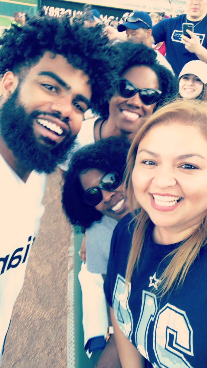 MissDrLong's tweet photo. ZEKE! #EzekielElliott #FeedZeke #StayHungry #ReliantHRD #CowboysNation #DallasCowboys 

And Zeke's hair is gorgeous. His curls are POPPIN. I'm low key jealous because my hair won't do the same thing! I wonder what products he uses on his hair? 🤔 https://t.co/tzD8J8VTiS