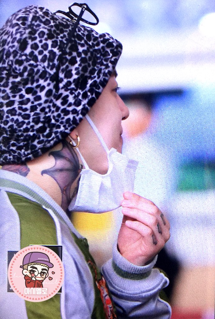 Marshmallo_bbc's tweet photo. 180517 T2U 태일이 출국
뾱! 마스크 내리는데 뾱 소리 나는것 같아 ㅎㅎㅎ

#태일 #블락비 #TAEIL #BLOCKB https://t.co/nPiMXSaSHl
